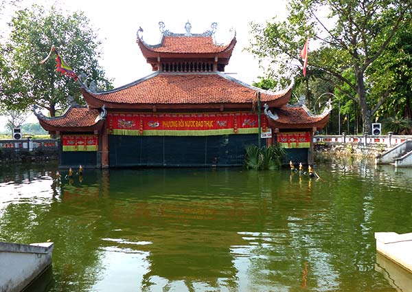 Outdoor Water Puppet Theatre in Dao Thuc village, outside Hanoi. 